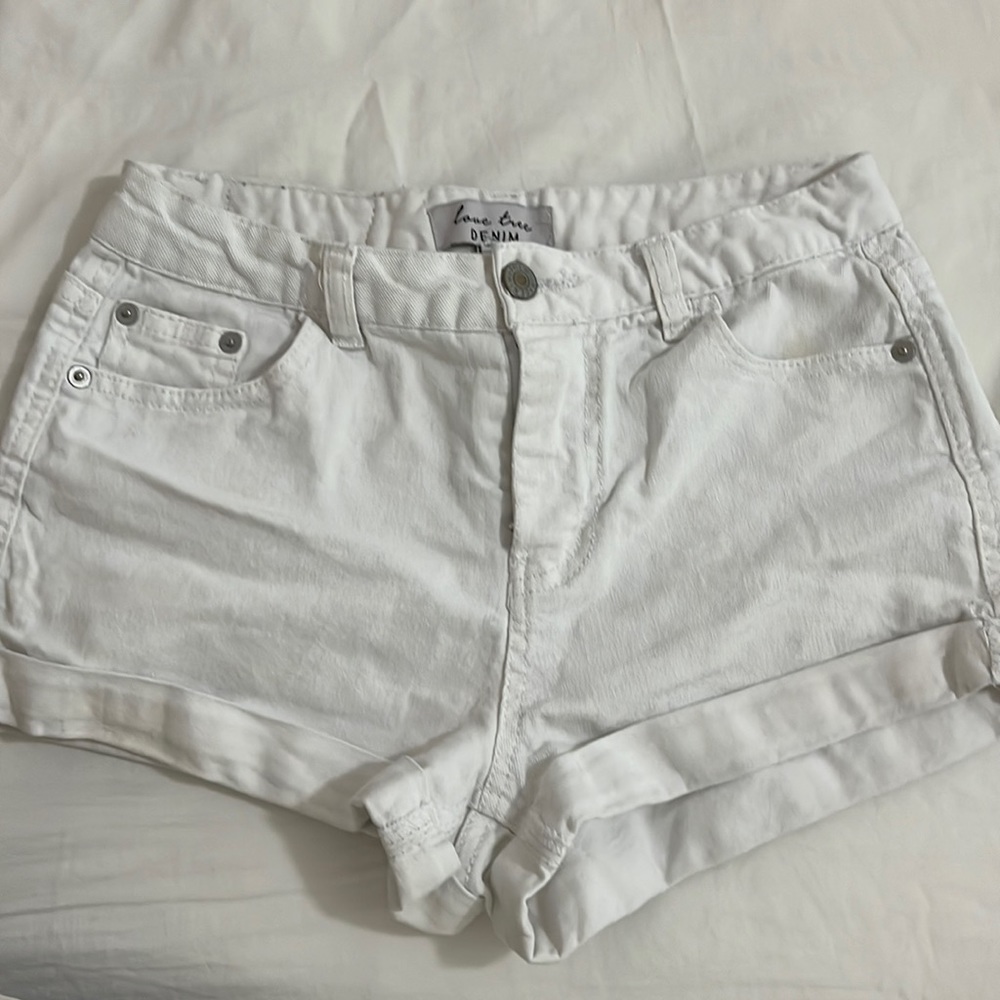 cute white demin shorts!!